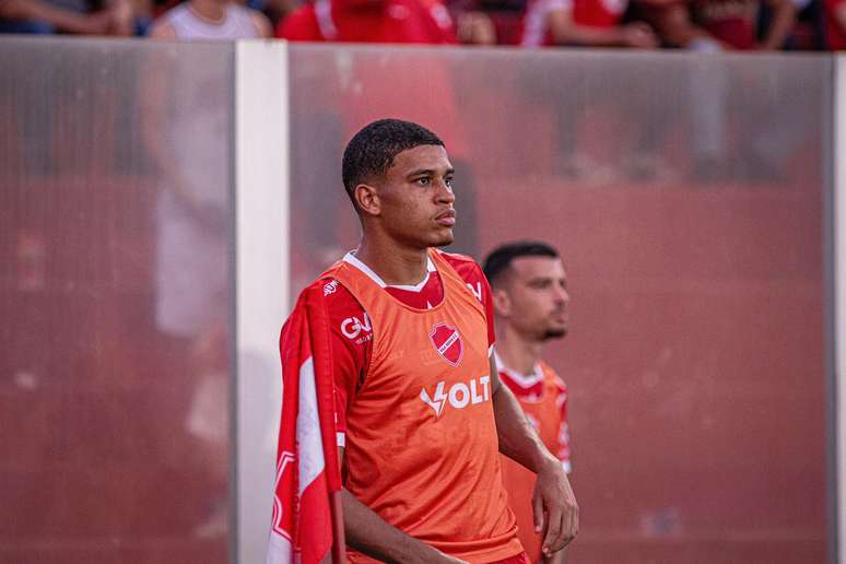 Caio Marcelo antes de partida do Vila Nova 