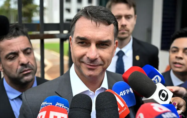 Fl&aacute;vio Bolsonaro, filho do ex-presidente brasileiro Jair Bolsonaro, fala com jornalistas ap&oacute;s deixar a sede da Pol&iacute;cia Federal