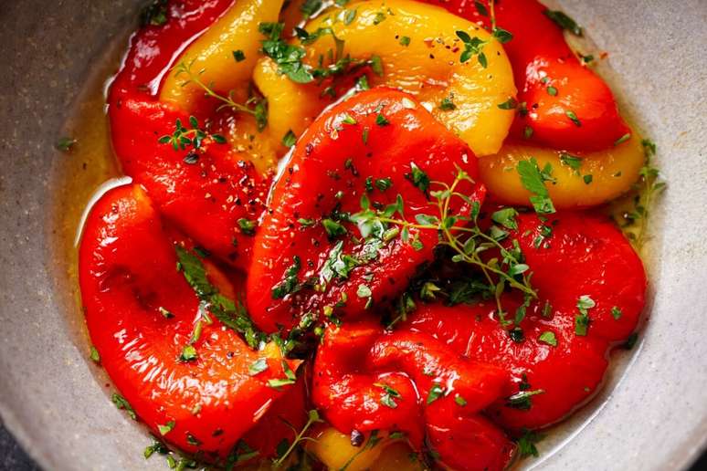 Piment&otilde;es assados com ervas e azeite 