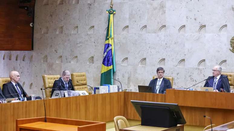 தலைப்பை ஒழுங்குபடுத்துவதற்கான ஒரு குறிப்பிட்ட சட்டத்தை தேசிய காங்கிரஸ் அங்கீகரிக்காத நிலையில், எந்த உதவி மற்றும் போனஸ் வழங்கப்படலாம் என்பதை முடிவு விவரிக்கிறது.