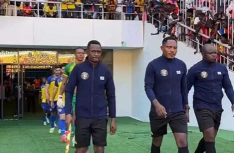 Reprodu&ccedil;&atilde;o de TV - Legenda: Petro de Luanda foi a campo com a equipe de arbitragem no Est&aacute;dio Nacional 11 de Novembro