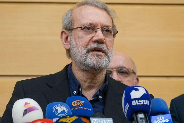 A imprensa iraniana descreveu Ali Larijani como conselheiro do aiatol&aacute; Ali Khamenei