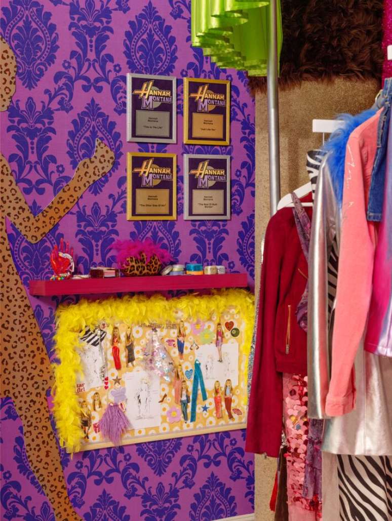 Casa de Hannah Montana virou cenario ic&ocirc;nico e ponto tur&iacute;stico para f&atilde;s na Calif&oacute;rnia