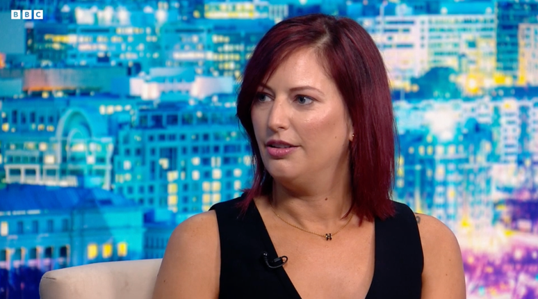 'Esta &eacute; a minha forma de tentar respirar', diz Joanna Harrison ao falar sobre Epstein pela primeira vez