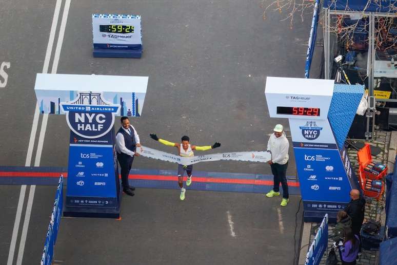 O sul-africano&nbsp;Adriaan Wildschutt&nbsp;tornou-se&nbsp;o primeiro atleta de seu pa&iacute;s a vencer a prova (Foto: NYRR / United Airlines NYC Half)