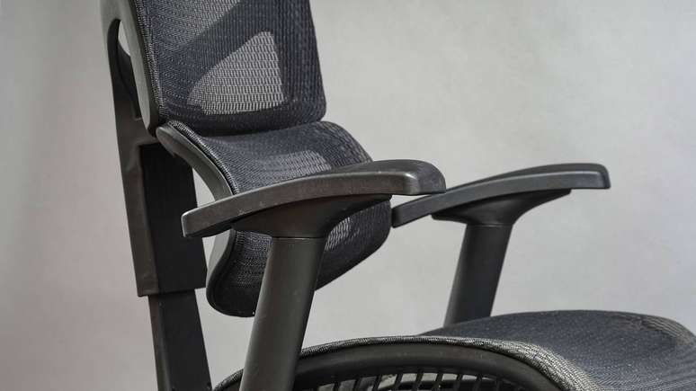 Ergonomia, movimento e consci&ecirc;ncia corporal: o trio essencial para proteger a coluna no trabalho &ndash; depositphotos.com / Omstudio