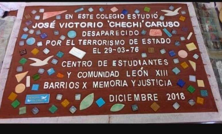 Placa no col&eacute;gio onde estudou o companheiro de Adriana Chein &eacute; uma homenagem &agrave; sua mem&oacute;ria
