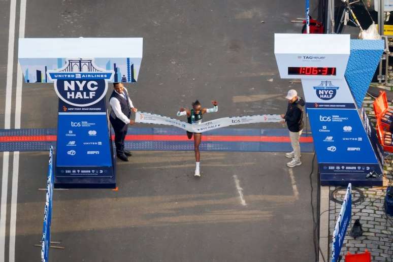 Hellen Obiri bateu o recorde do percurso, com 1h06min33s (Foto: NYRR / United Airlines NYC Half)