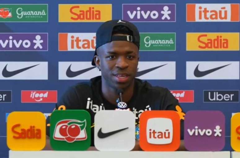 Reprodu&ccedil;&atilde;o de v&iacute;deo - Legenda: Vini Jr durante entrevista coletiva antes do amistoso com a Fran&ccedil;a, nos EUA