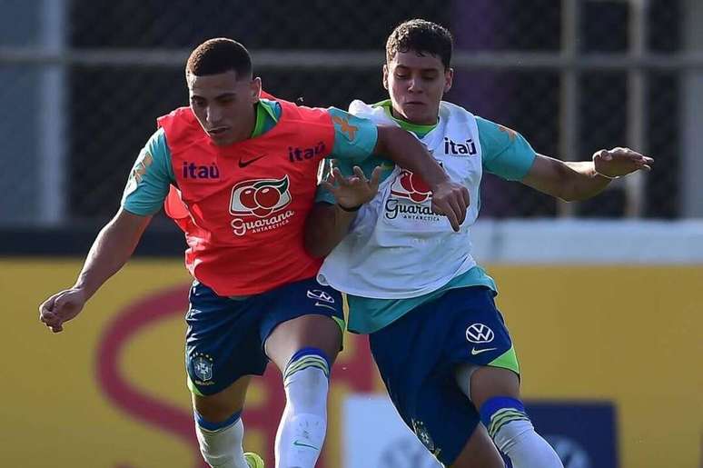 Lucca (&agrave; direita) em treino da Sele&ccedil;&atilde;o Brasileira sub-20 &ndash;