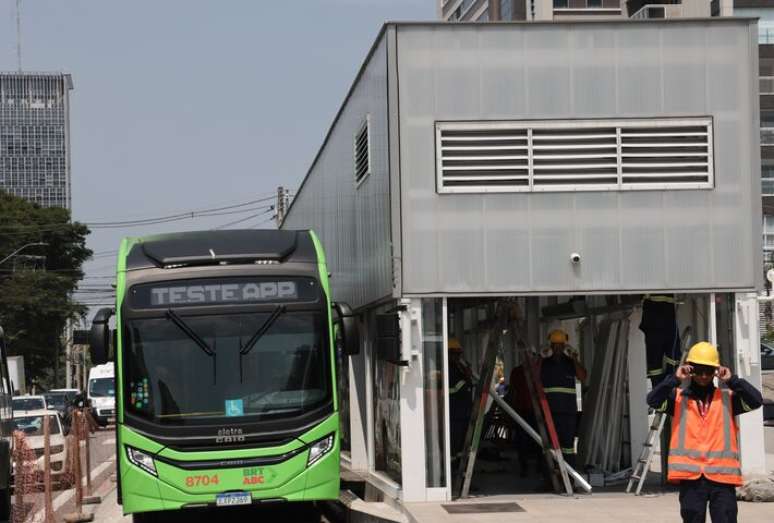 Um dos &ocirc;nibus el&eacute;tricos da futura frota de 92 ve&iacute;culos do BRT-ABC; obra estava prevista para ser entregue em 2023.