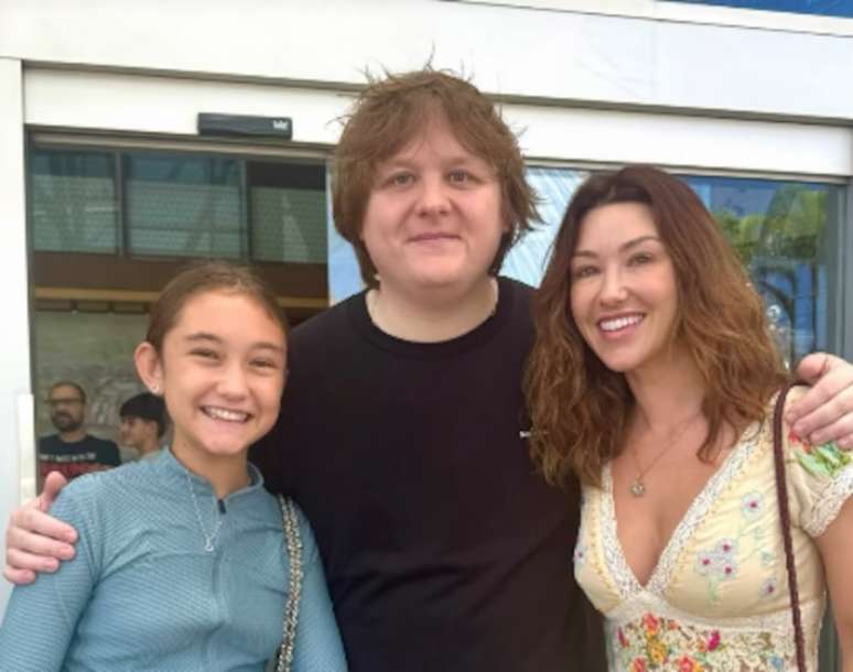 Ada Law, filha da estilista Catherine Harding e do ator Jude Law, ao lado do cantor Lewis Capaldi e de sua m&atilde;e; hoje, Catherine &eacute; casada com o jogador Jorginho, do Flamengo.