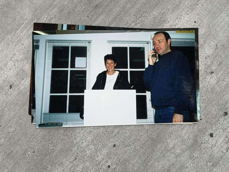 Ghislaine Maxwell com o ator Kevin Spacey, que pediu publicamente a divulga&ccedil;&atilde;o de todos os arquivos de Epstein