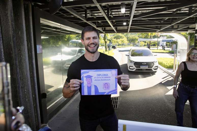 Jonas posa com diploma da quinta s&eacute;rie