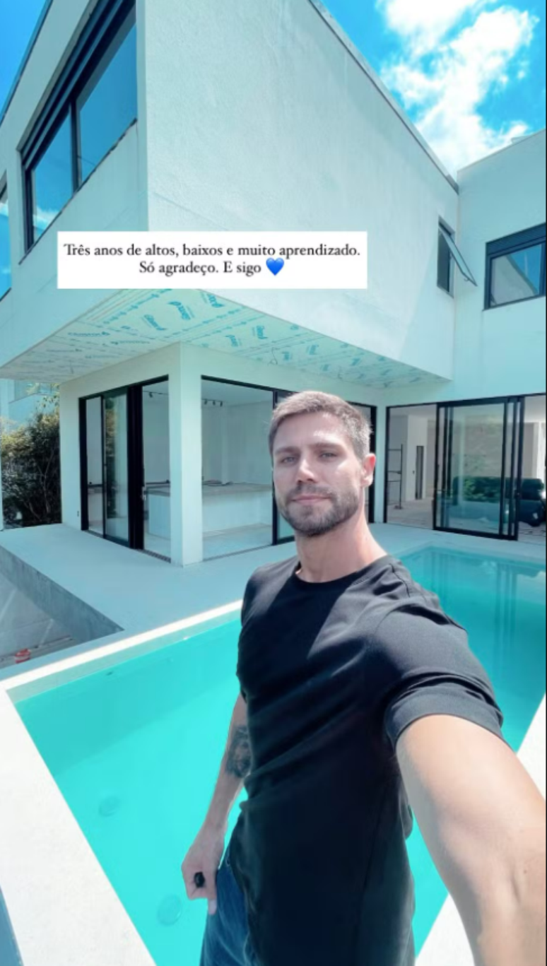 Jonas na mans&atilde;o que construiu com Mari Gonzalez