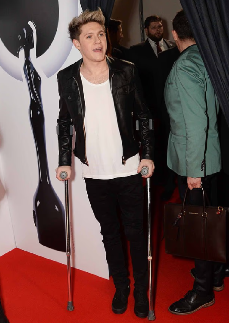 Niall Horan usando muleta