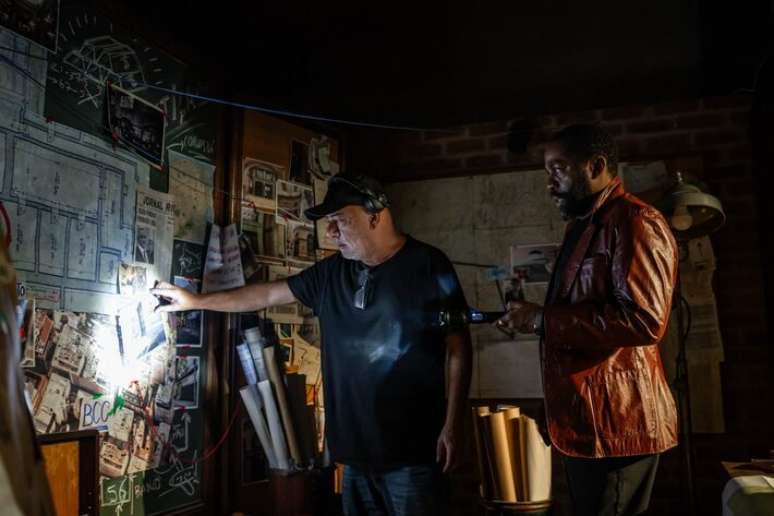 Claudio Torres, filho de Fernanda Montenegro, com L&aacute;zaro Ramos nos bastidores de 'Velhos Bandidos'