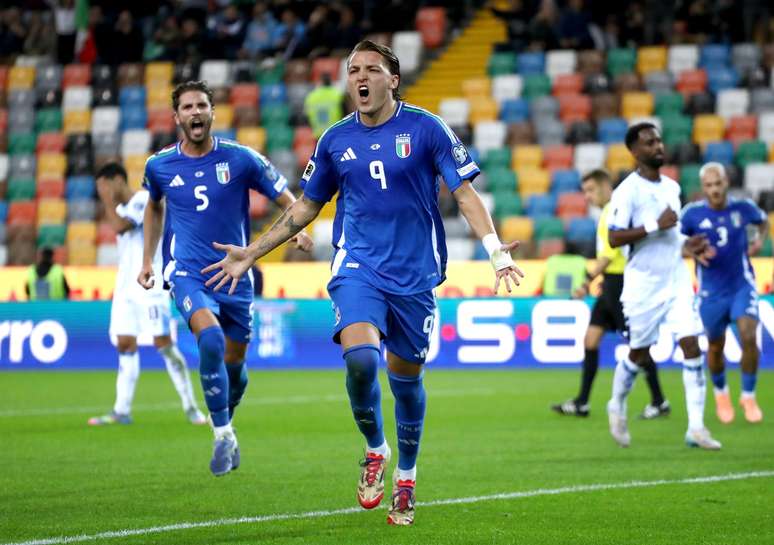 Retegui comemorando um dos gols da It&aacute;lia 