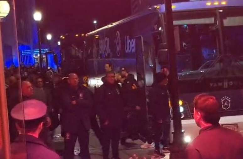 బ్రెజిలియన్ జట్టు అభిమానులు దూరంగా వెళ్లడానికి కొంత సమయం పట్టింది –