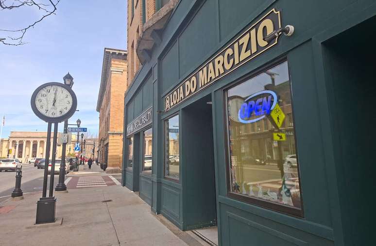 O apraz&iacute;vel centro de Framingham e seus letreiros em portugu&ecirc;s &ndash;