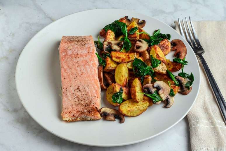 Salm&atilde;o grelhado com batatas, cogumelos e espinafre 