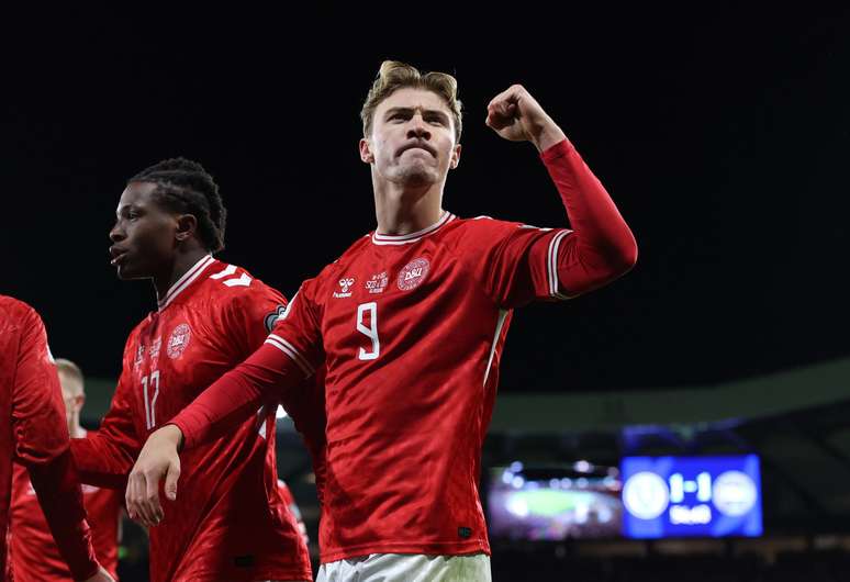 Hojlund comemorando um dos gols sobre a Esc&oacute;cia 