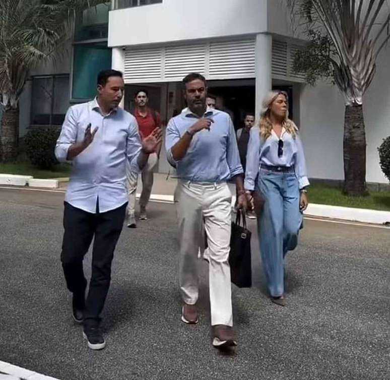 Hanna Santos acompanhada do novo t&eacute;cnico celeste &ndash;