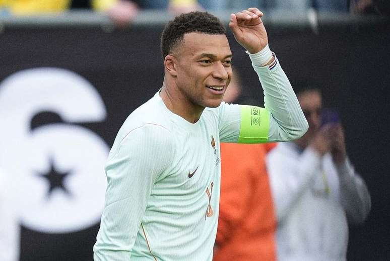 Mbapp&eacute; celebra o seu gol para a Fran&ccedil;a, no primeiro tempo do duelo contra o Brasil.