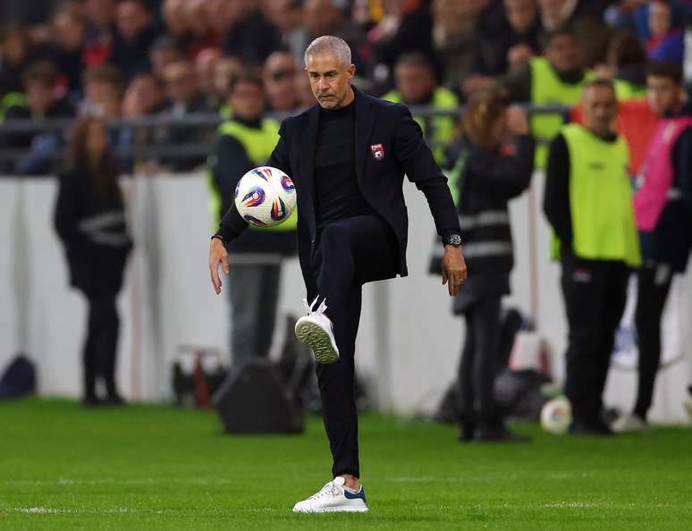 Sylvinho durante partida da Alb&acirc;nia 