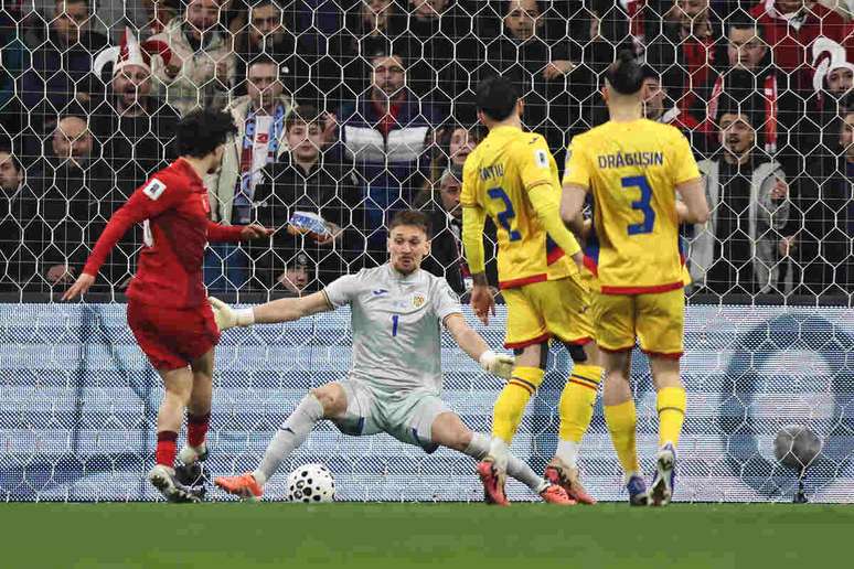 Momento do gol marcado por Ferdi Kadioglu &ndash;