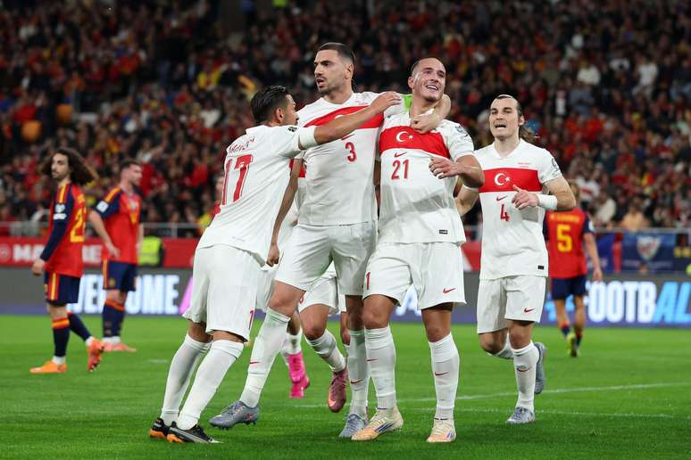 Jogadores da Turquia comemorando o empate com a Espanha 