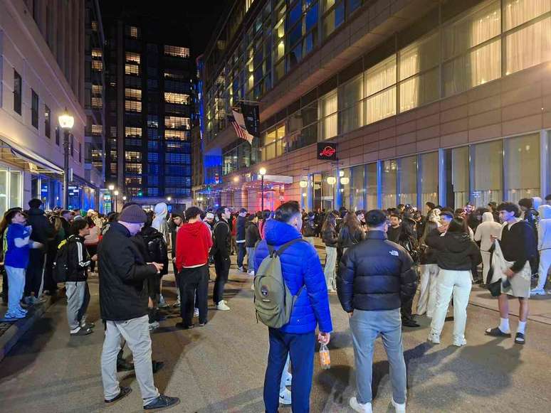 బ్రెజిలియన్ జట్టు అభిమానులు దూరంగా వెళ్లడానికి కొంత సమయం పట్టింది –