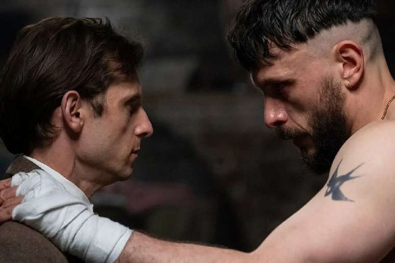 A s&eacute;rie &ldquo;Half Man&rdquo; revela as cicatrizes e reconex&otilde;es de dois irm&atilde;os ao longo de d&eacute;cadas de conflitos e reencontros 