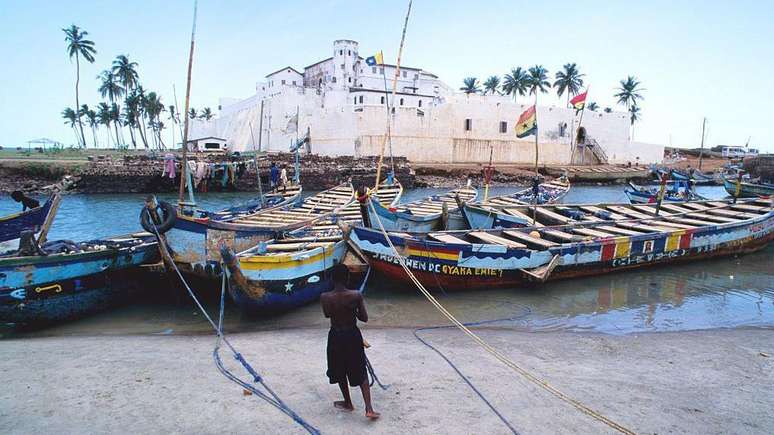 O forte de escravizados de Elmina est&aacute; entre v&aacute;rios pontos hist&oacute;ricos de com&eacute;rcio que ainda permanecem em Gana