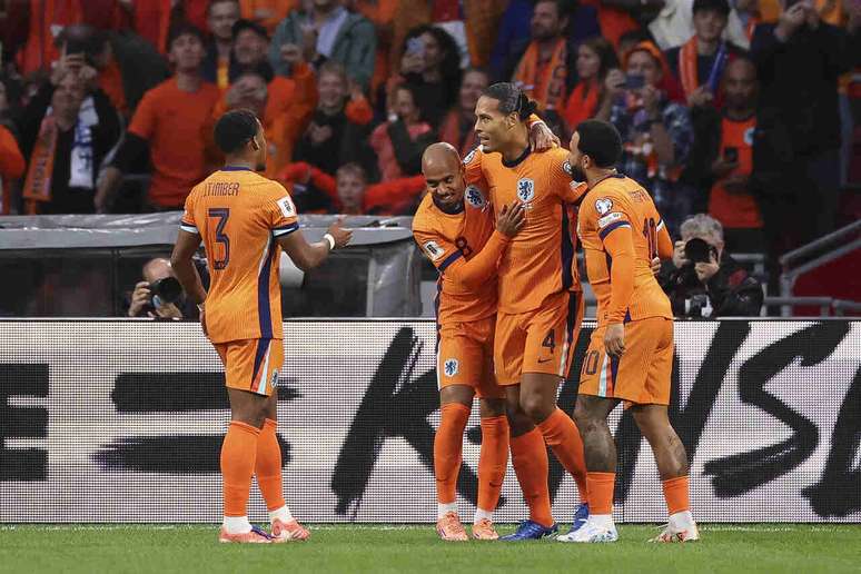 Holanda em campo durante as Eliminat&oacute;rias. (Photo by Dean Mouhtaropoulos/Getty Images)
