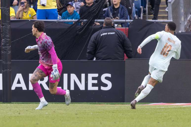 Ederson em lance de gol da Fran&ccedil;a
