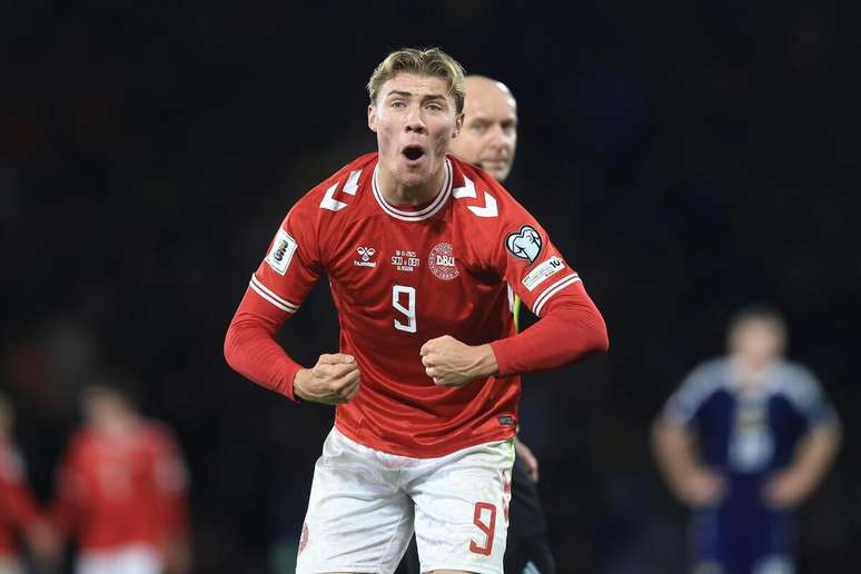Rasmus Hojlund (Dinamarca) celebrando seu gol contra a Esc&oacute;cia, no dia 18.11.2025. 