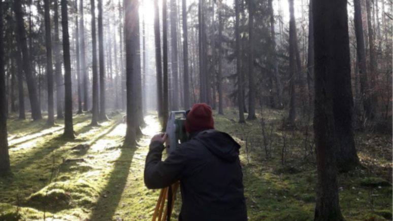 Medi&ccedil;&otilde;es geod&eacute;sicas na &aacute;rea abandonada de Stolzenberg.