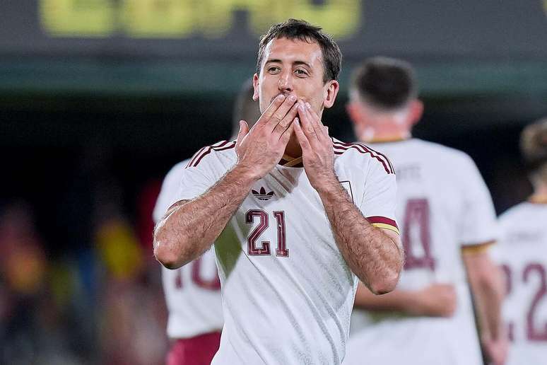 விளையாட்டின் நட்சத்திரம், ஓயர்சபால் ஸ்பெயினின் வெற்றியில் தனது கோல்களில் ஒன்றைக் கொண்டாடுகிறார் –