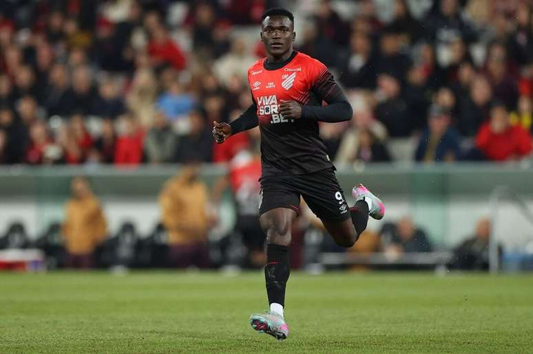 Alvo do Flamengo, Viveros &eacute; um dos destaques do Athletico-PR &ndash;