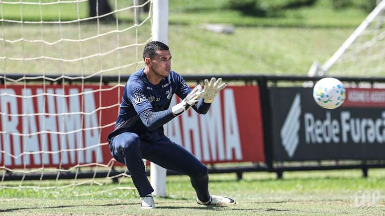 Goleiro Santos durante sess&atilde;o de treinamento no CAT Caju 
