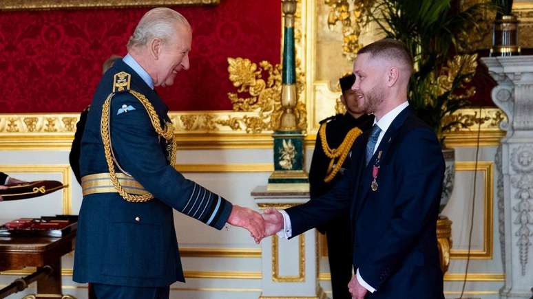 Newby recebeu a medalha George do rei Charles 3&deg;, durante uma cerim&ocirc;nia no Pal&aacute;cio St. James em Londres