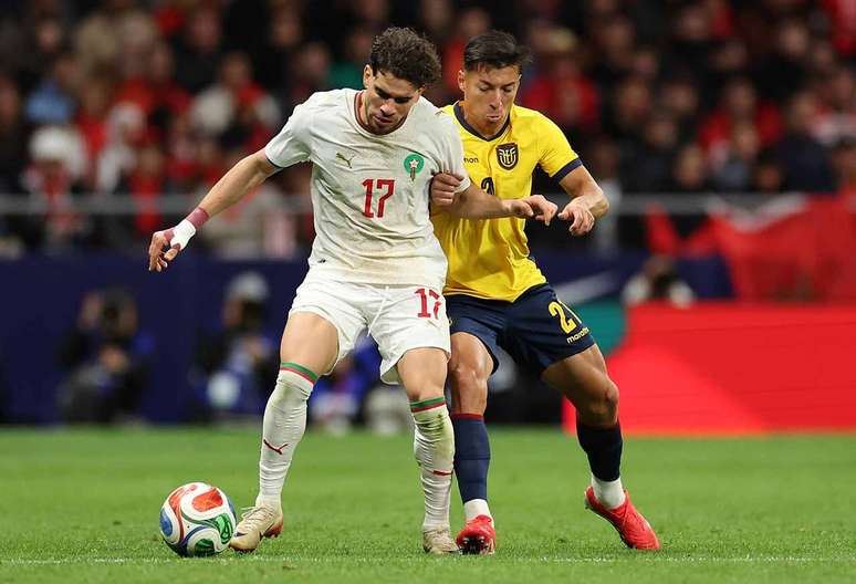 &nbsp;Ezzalzouli (de branco)&nbsp; recebe a marca&ccedil;&atilde;o de Alan Franco.