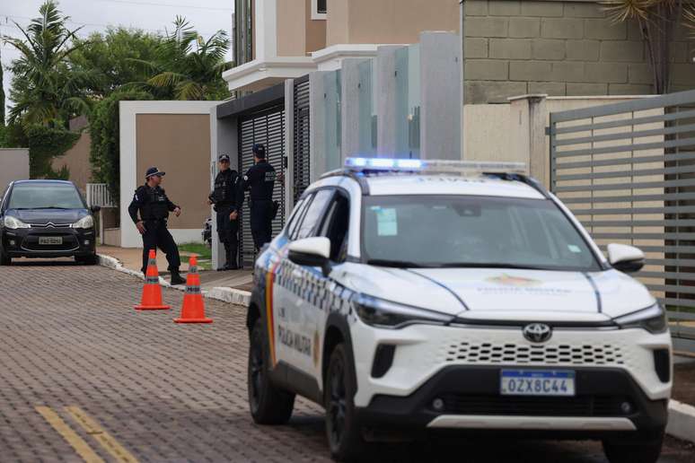 Policiais fazem a seguran&ccedil;a da casa do ex-presidente brasileiro Jair Bolsonaro enquanto ele cumpre pris&atilde;o domiciliar