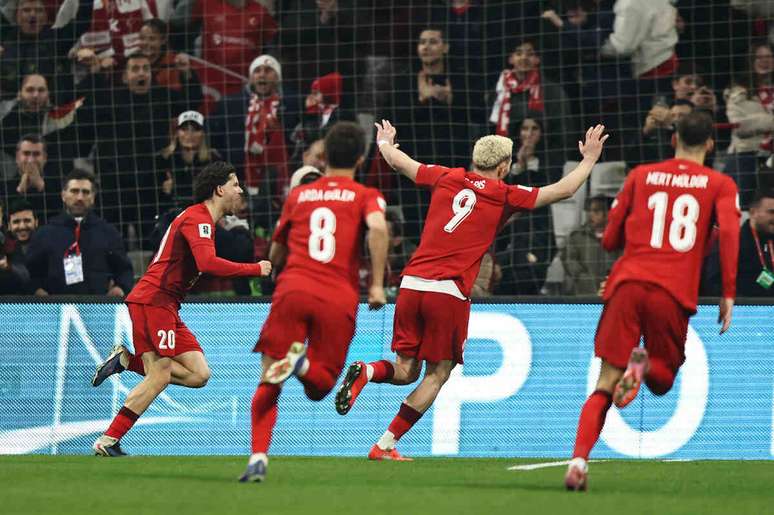 Turquia venceu a Rom&ecirc;nia e avan&ccedil;ou para voltar a disputar uma Copa do Mundo (Photo by Burak Kara/Getty Images)