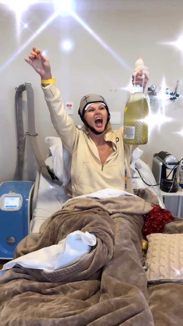 Socialite estourou champanhe no hospital e tocou sino que simboliza o encerramento do tratamento