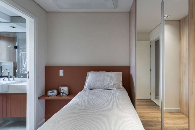 No quarto, o painel pode substituir a cabeceira, incorporar prateleiras e otimizar a circula&ccedil;&atilde;o com estilo Projeto: Camila Palladino |