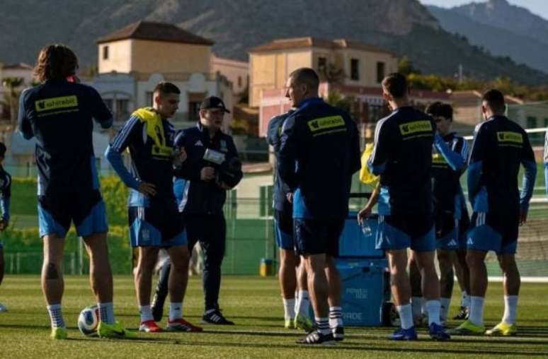 బహిర్గతం - శీర్షిక: స్వీడన్‌తో ఆటకు ముందు ఉక్రేనియన్ ప్రతినిధి బృందం వ్యక్తిగత వస్తువులను తీసుకుంది