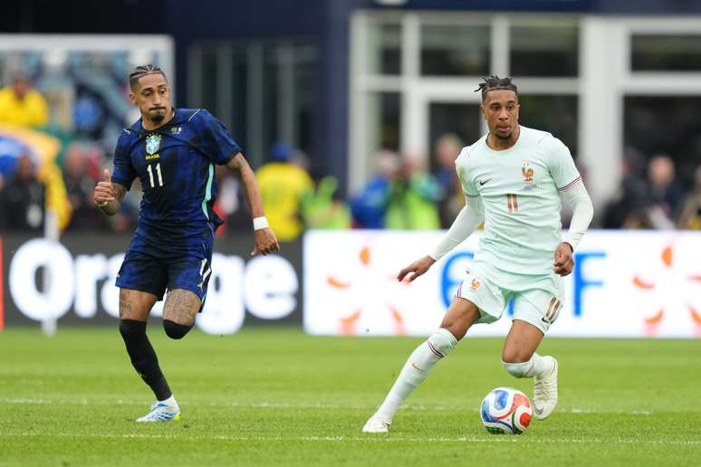 Raphinha durante partida da Sele&ccedil;&atilde;o Brasileira 