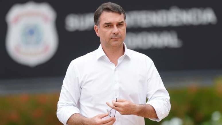 Flávio Bolsonaro INSS CPI இல் உள்ள அரசாங்க அதிகாரிகளின் இணையான அறிக்கையில் சேர்க்கப்படலாம்